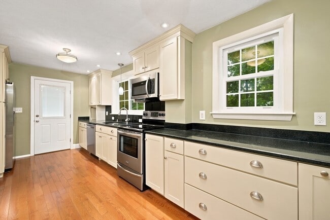 Photo - 134 Federal St (Weymouth, MA) House