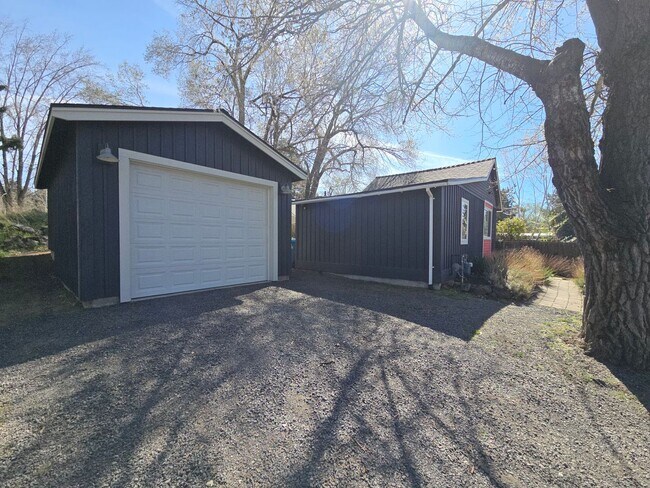 Foto del edificio - ?PRICE DROP? $300 off 1st months rent?Private & Super Cute 1BR – Prime Bend Location Near Food Carts