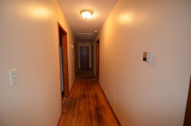 Building Photo - 3038 Highland Dr