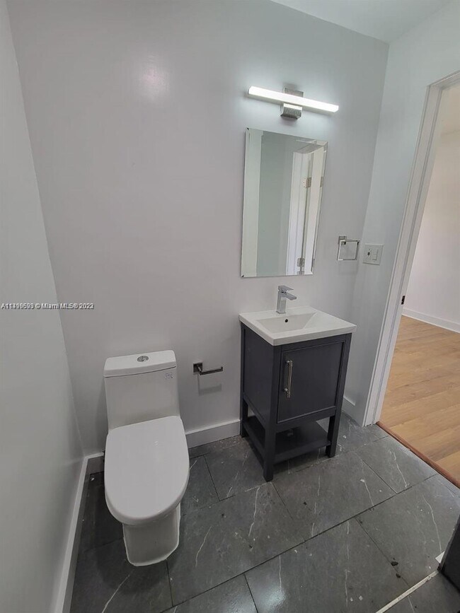 Building Photo - 900 SW 8th Ct