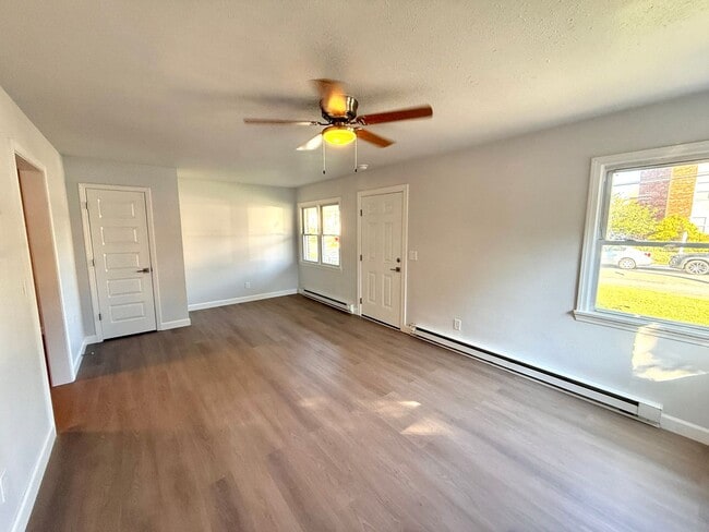 Building Photo - 428 Roanoke St E