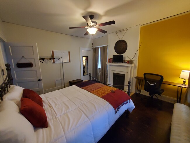 Foto del edificio - 2909 Montrose Ave