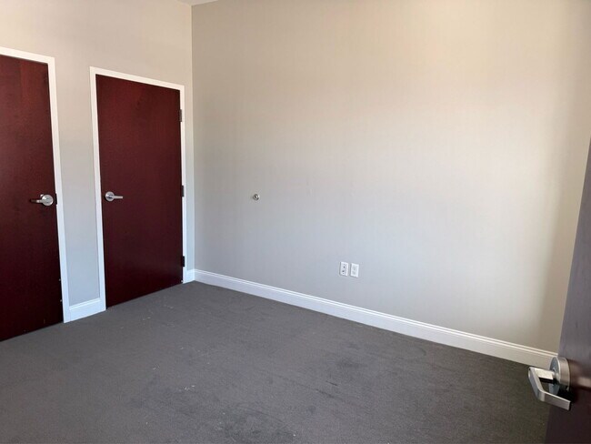 Building Photo - 210 Farmington Ave