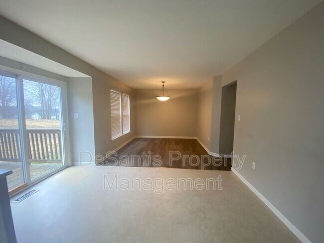 Foto del edificio - 640 E Village Green Blvd