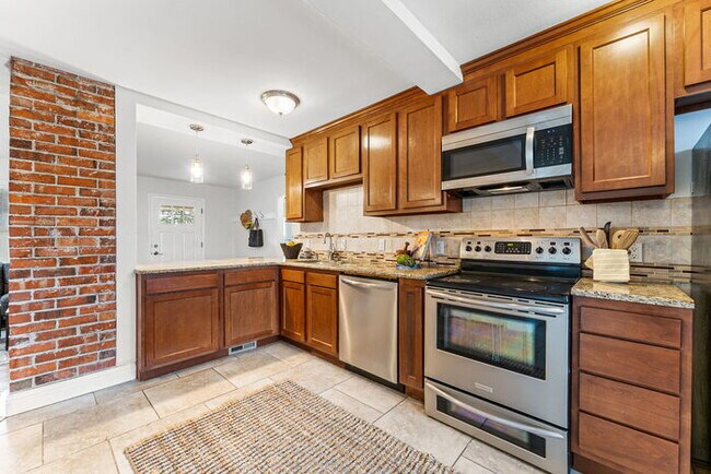 Foto del edificio - Beautiful Open Concept Brick Ranch blocks ...