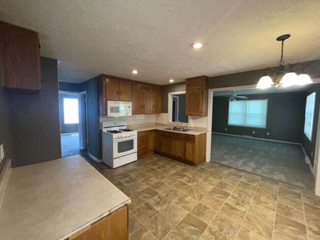 Building Photo - Adorable 3 bedroom, 2 bathroom Home in Ray...