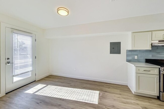 Building Photo - Newly renovated apartment at Oakbrook! 2 M...