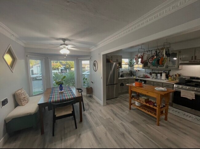 Cocina y sala de estar - 6425 Haas Ave