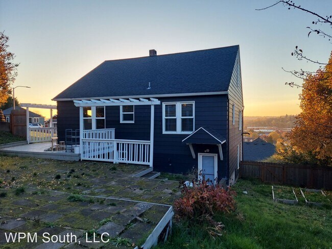 Building Photo - 3 br, 1 bath House - 404 Cedar Ave S