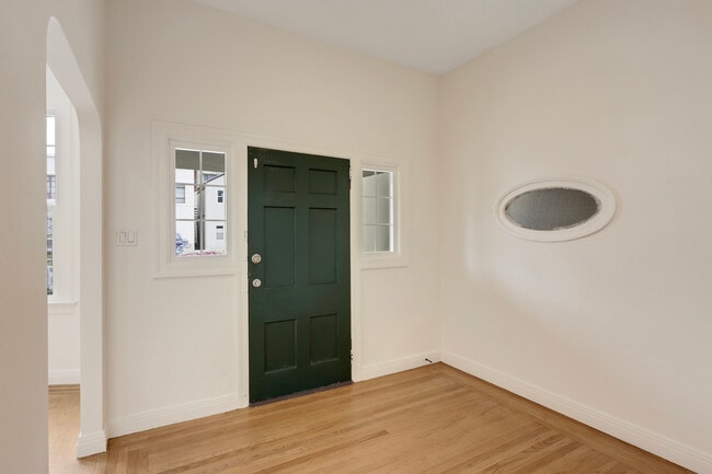 Foyer - 213 7th St