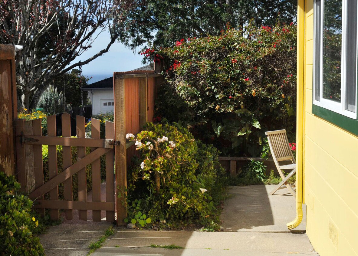 931 Walnut St Unit Front, Pacific Grove, CA 93950 Apartments in