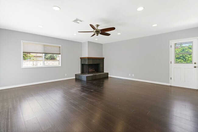 Building Photo - 5343 Blanco Way