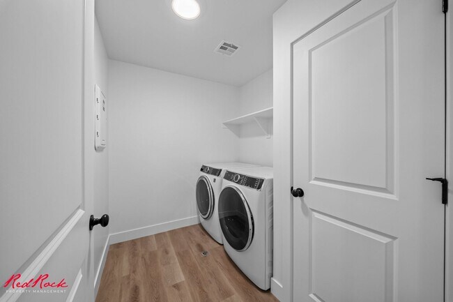 Foto del edificio - 3 Bedroom Townhome in Desert Color