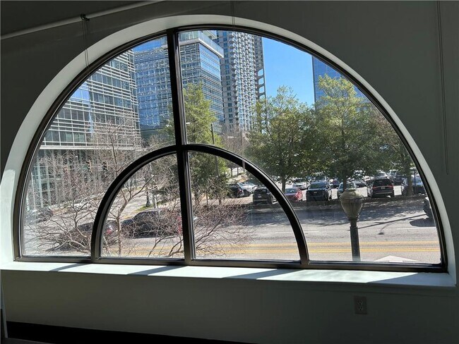 Building Photo - 115 W Peachtree Pl NW