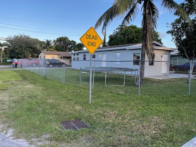 Foto del edificio - 3 br, 1 bath House - 918 NW 24th Ave