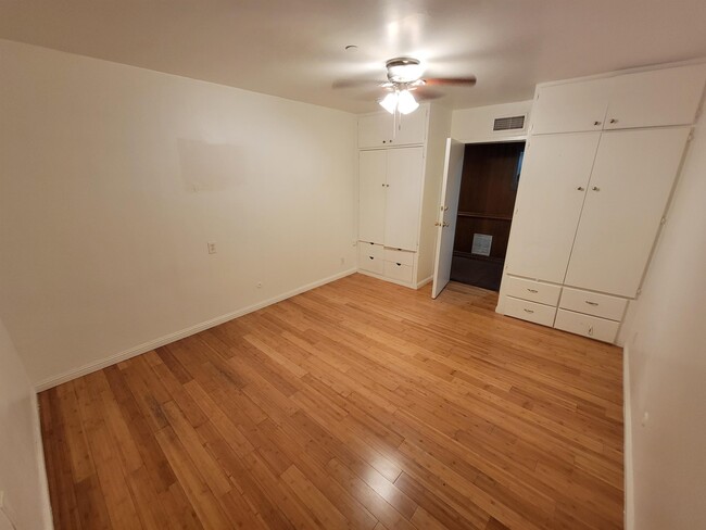 Building Photo - 707 W 28th St