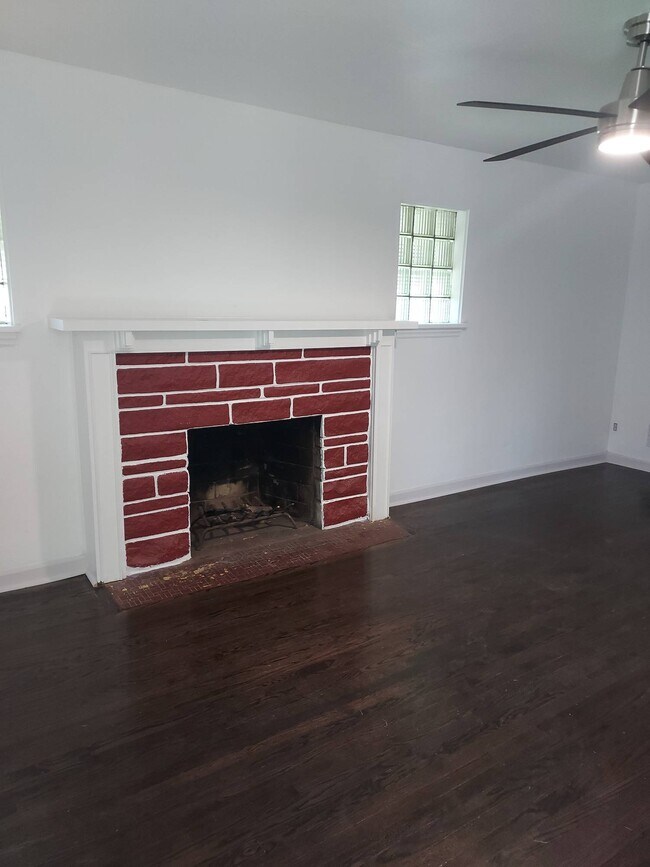 Building Photo - 714 W 49th Ave