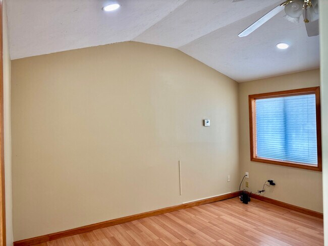 Foto del edificio - 244 E Broadway