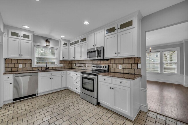 Foto del edificio - Gorgeous East Crestwood Home