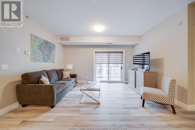 Photo du bâtiment - 728 Brownstone Dr