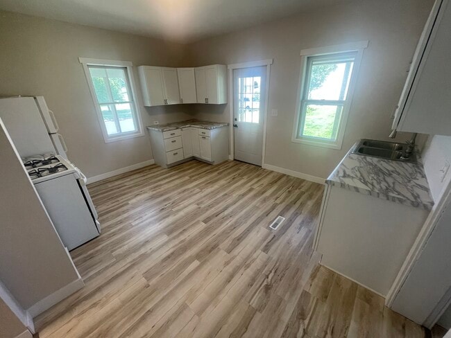 Kitchen view 1 - 1001 S 4th Ave