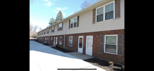 Building Photo - 1875 Cedar Hill Rd