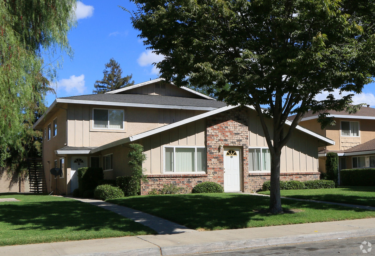 Primary Photo - 2125 Chrysler Dr