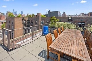 Foto del edificio - 223 W 10th St