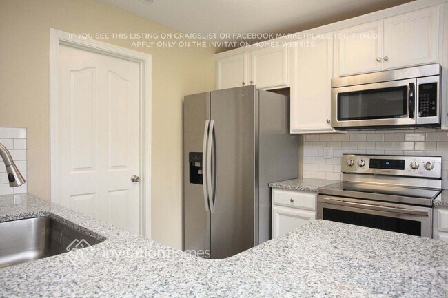 Foto del edificio - 10102 Green Hedge Ave
