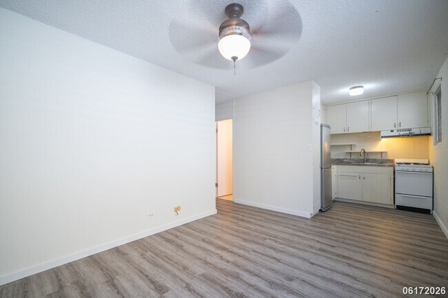 Foto del edificio - $2,100 / 2br - 2BED 1 BATH CONDO ON KAPIOLANI BLVD