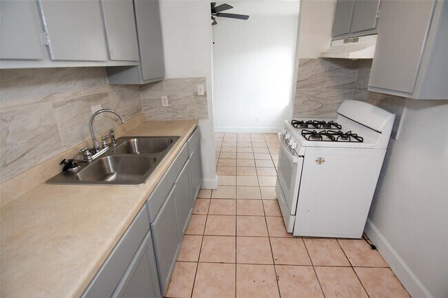 Foto del edificio - 7882 Locksley Rd