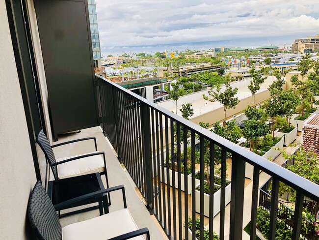 Enjoy your morning cup of coffee with partial ocean, sunset, pool and mountain views - 987 Queen St
