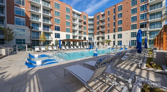 Foto del edificio - 4425 Sharon Rd