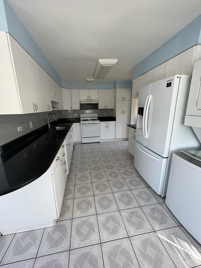 Foto del edificio - 7542 N Kenneth Ave