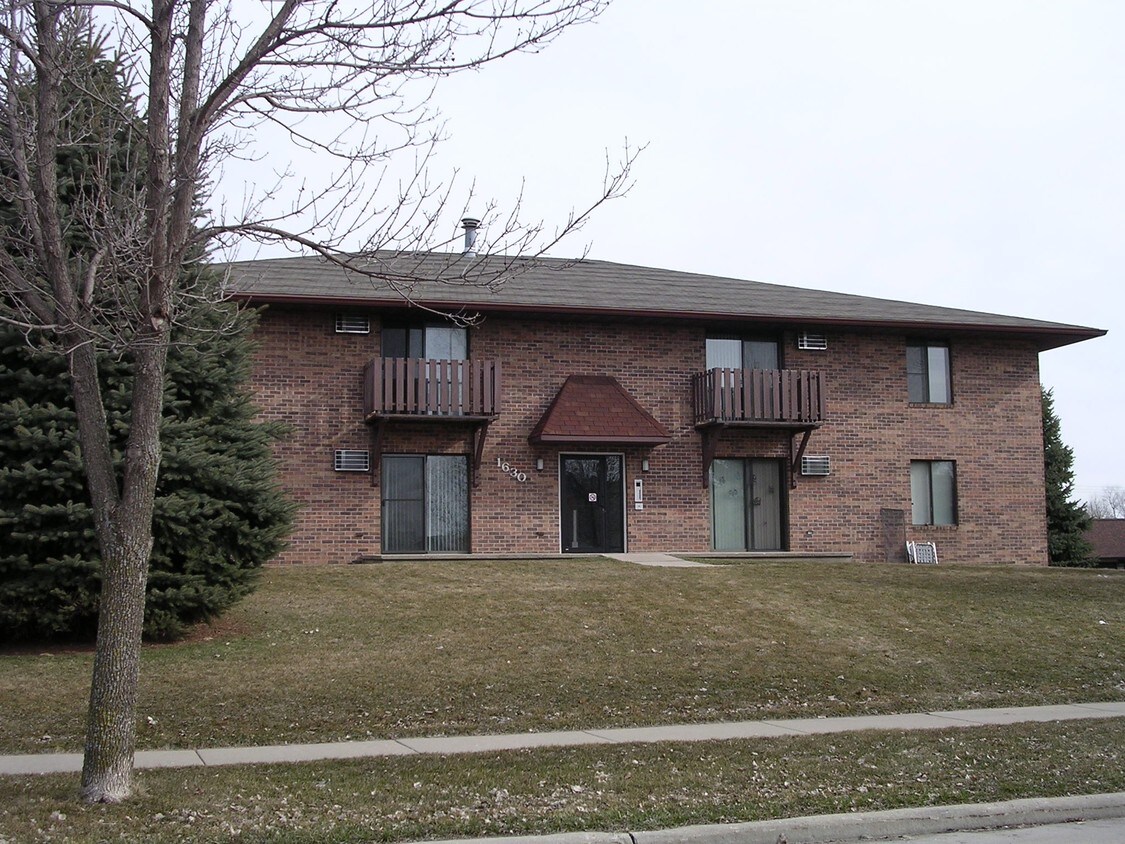 Primary Photo - Fairfax Apartments