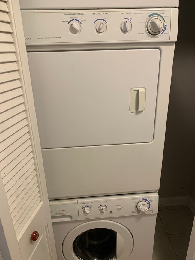 In unit washer and dryer - 1524 W Birchwood Ave