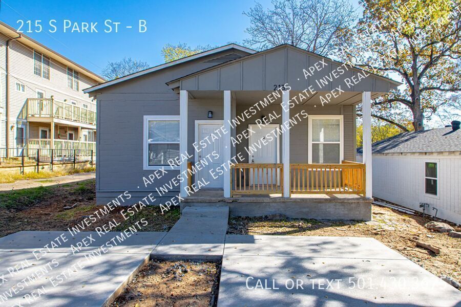 Primary Photo - 215 S Park St
