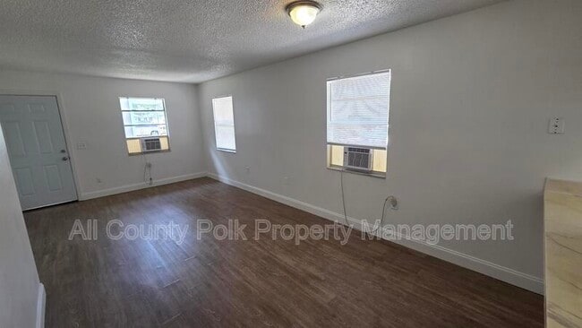 Building Photo - 522 Pinewood Ave