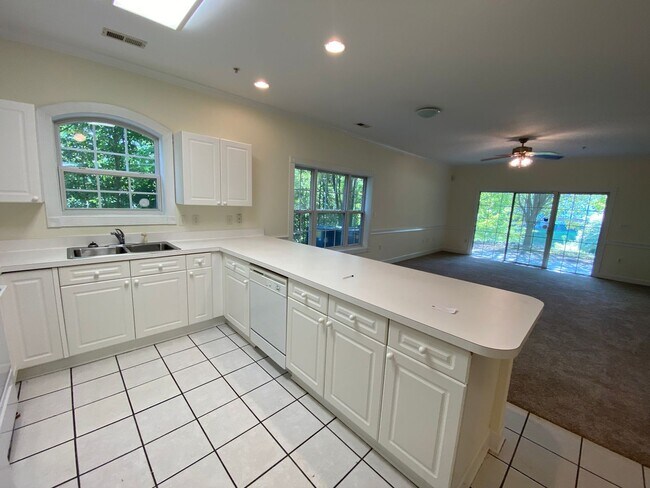Foto del edificio - Pristine move in ready Condo located in He...