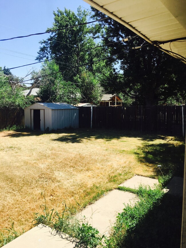 Building Photo - Spacious 4BR/2BA Home with HUGE Yard! AVAI...