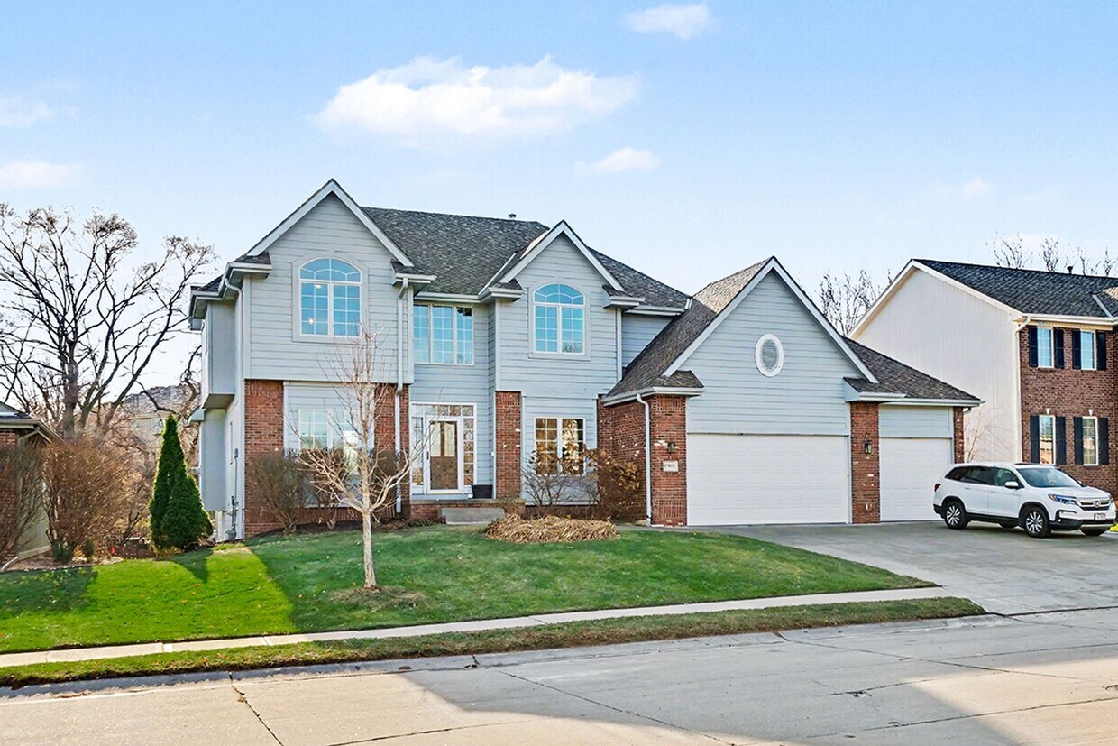 Spacious 4br/4.5 ba Home in Millard Mission Park Neighborhood. Huge Yard, 3 Car Garage - Spacious 4br/4.5 ba Home in Millard Mission Park Neighborhood. Huge Yard, 3 Car Garage