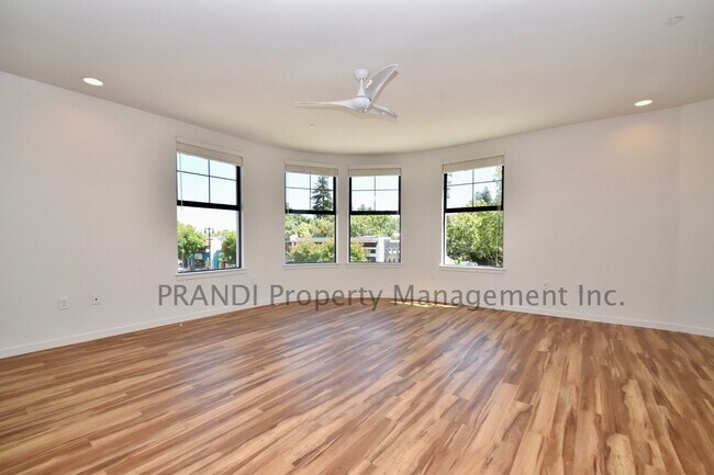 Foto del edificio - Spectacular 1 Bedroom Townhouse Apartment