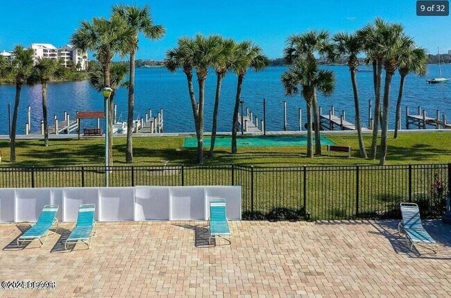 Foto del edificio - 719 S Beach St