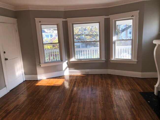 Building Photo - 1830 Mannering Rd