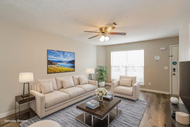 Foto del edificio - 8022 Logan Dr