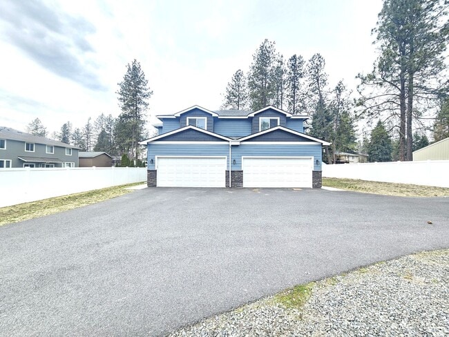 Building Photo - $2,300 - 3 Bed / 2.5 Bath Gorgeous Newer Built Duplex in North Spokane