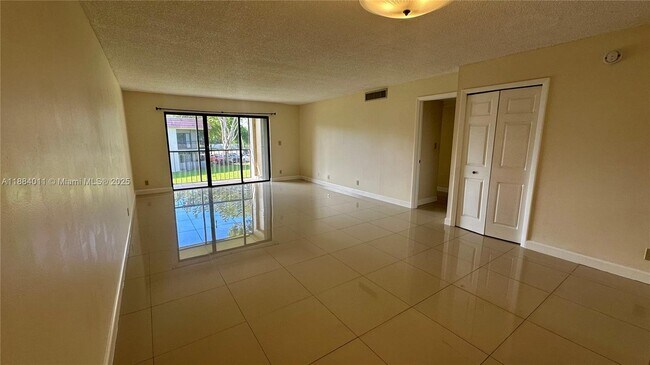 Foto del edificio - 16210 Laurel Dr