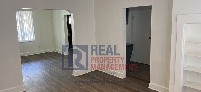 Building Photo - Beautiful & Updated 3 Bedroom