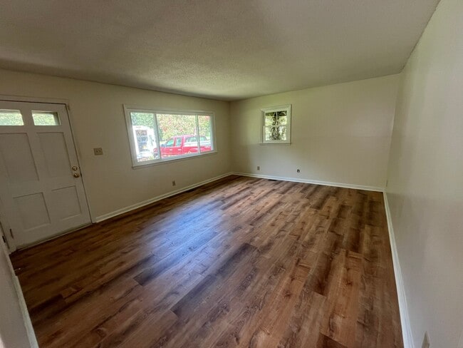 Building Photo - 2417 Landis Dr