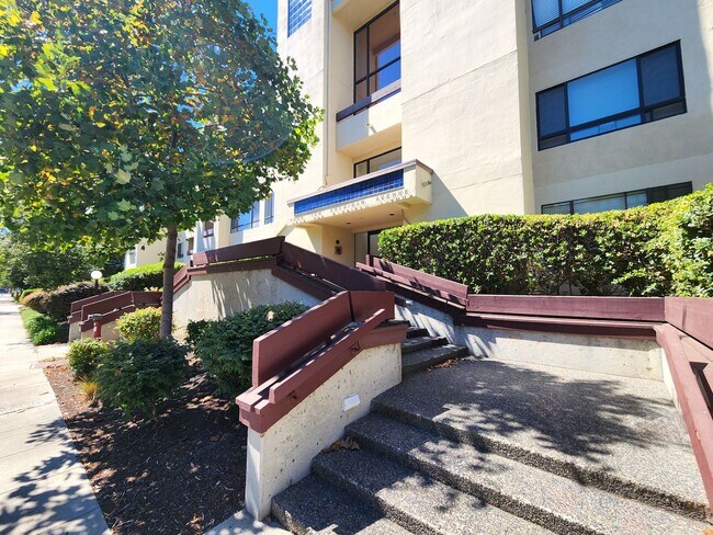 Foto del edificio - Beautifully Updated 1BR Condo with Stunnin...